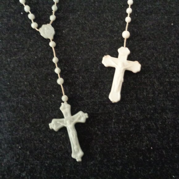 VINTAGE PLASTIC CATHOLIC ROSARYS - Picture 4 of 5